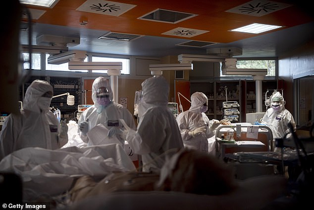 Các bác sĩ Italia ở tuyến đầu chống dịch hàng ngày phải đối mặt rủi ro lây nhiễm.