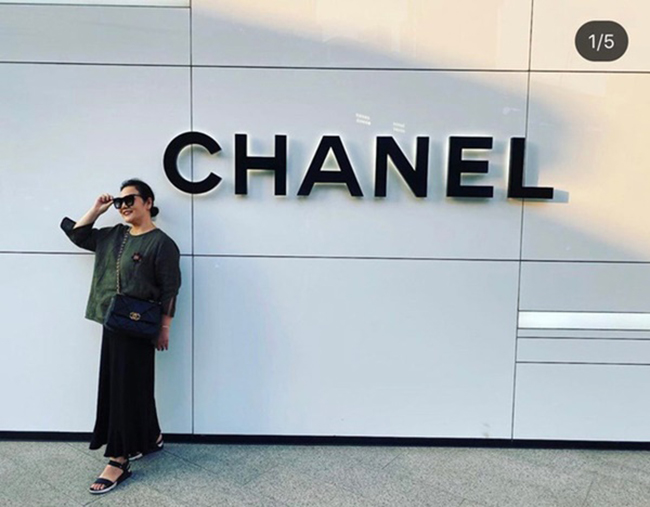 Mẹ vợ của Trấn Thành là fan hâm mộ của Chanel. 