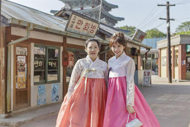 Khi đi cạnh nhau, chắc hẳn nhiều người sẽ nhầm tưởng đây là hai chị em vì mẹ Hari Won quá trẻ.