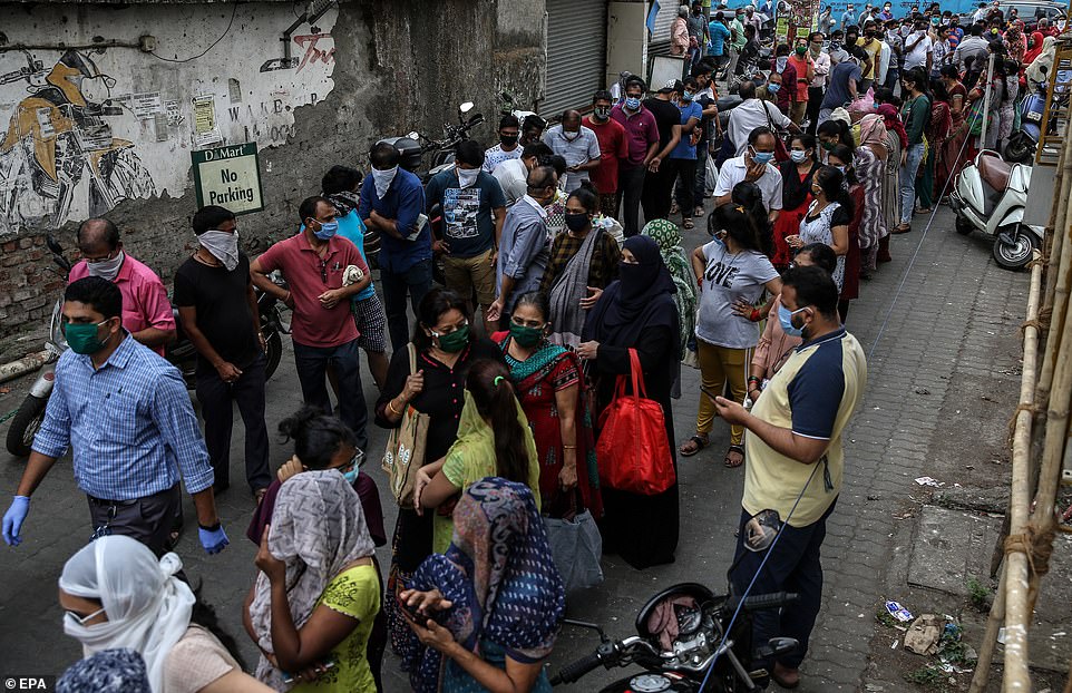 Người dân Ấn Độ xếp hàng chờ mua thực phẩm ở thành phố Mumbai.