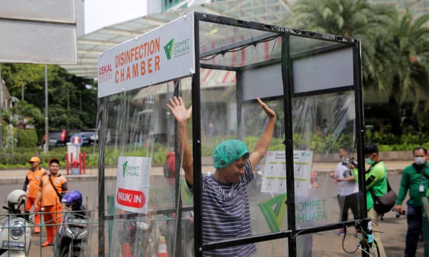 Một buồng khử trùng tạm thời đặt trên đường phố Jakarta, Indonesia.