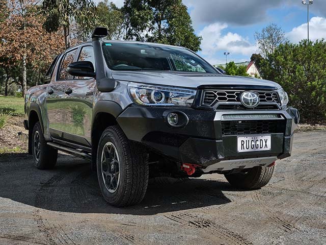 Toyota Hilux lột xác dữ dằn qua bản độ Sports Line Black Bison Edition