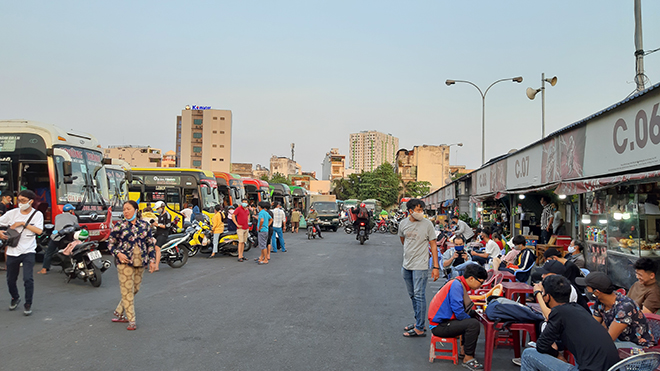 Người đứng đầu chính quyền TP.HCM cũng đề nghị người dân nếu không có việc cần thiết thì không ra đường. Đặc biệt, người trên 60 tuổi phải ở nhà toàn thời gian do thuộc nhóm đối tượng nguy cơ cao nhiễm bệnh.