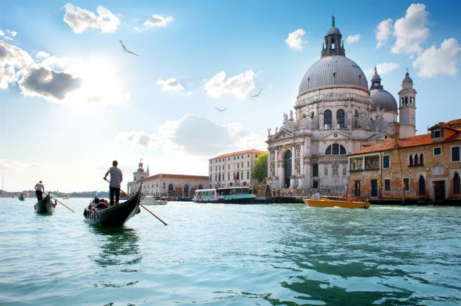 Venice, Italia: Đây là một trong những thành phố du lịch hấp dẫn nhất ở Italia và thế giới. Du khách có thể khám phá các công trình cổ kính tại quảng trường St Mark’s hay du ngoạn bằng thuyền dọc các con kênh khắp thành phố. Nơi đây cũng có nhiều hòn đảo đẹp như Burano.
