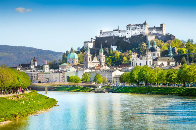 Áo: Dân số của Áo chỉ hơn 9 triệu người, nhưng đón khoảng 29 triệu du khách mỗi năm. Quốc gia này là một trung tâm văn hóa với các lễ hội âm nhạc và nghệ thuật hàng đầu thế giới, các cung điện nguy nga, lâu đài cổ và ẩm thực hấp dẫn. Phong cảnh thiên nhiên nơi đây cũng rất đa dạng.
