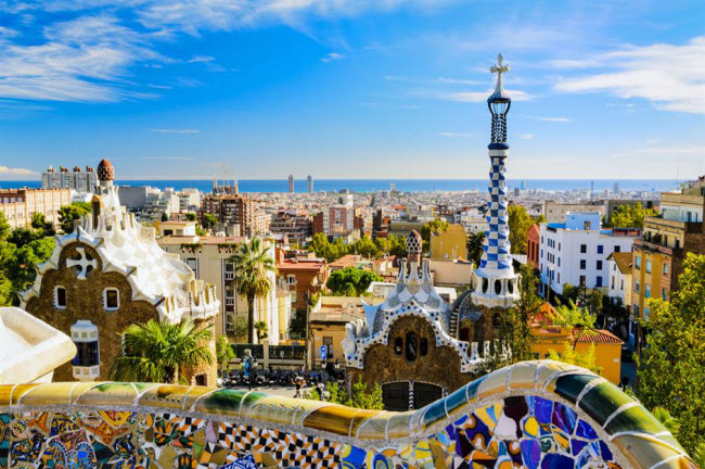 Barcelona, Tây Ban Nha: Barcelona là một trong những thành phố nhộn nhịp nhất thế giới với hơn 20 triệu du khách mỗi năm. Thủ phủ của vùng Catalan nổi tiếng với kiến trúc cổ kính, người dân thân thiện và bãi biển đẹp cùng ẩm thực hấp dẫn.
