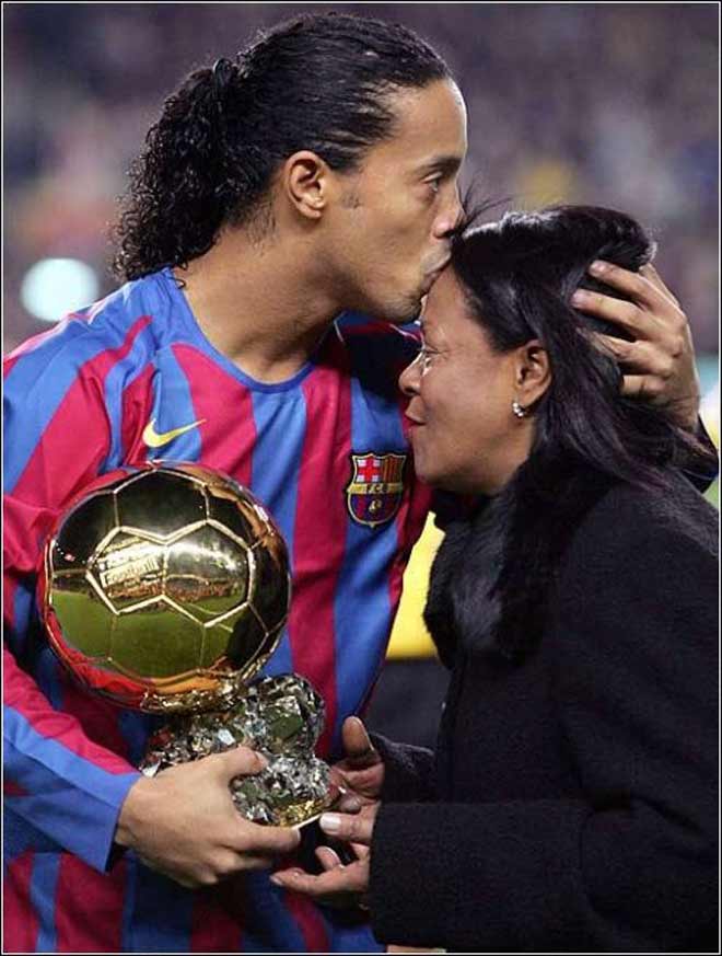 Ronaldinho rất thương mẹ mình khi bà từng trải qua căn bệnh ung thư quái ác