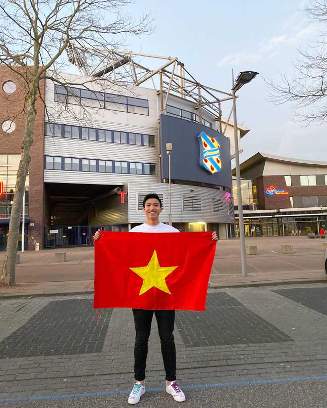 Văn Hậu cầm cờ Việt Nam ở Hà Lan