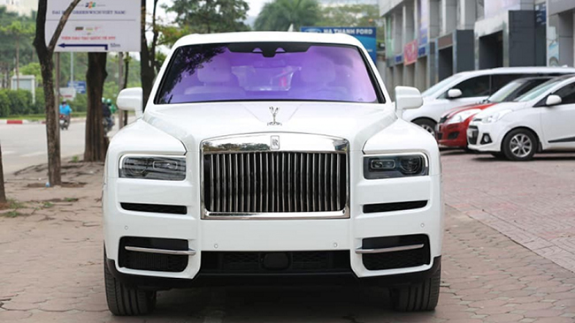 Bất chấp Covid-19 đang hoành hành, một chiếc SUV siêu sang Rolls-Royce Cullinan mới toanh vẫn xuất hiện trên vỉa hè Hà Nội
