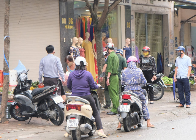 Đích thân Chủ tịch UBND phường Ba Đình (bên trái) xuống phố động viên người dân đóng cửa hàng quán, không tụ tập đông người để cùng chung tay phòng chống dịch bệnh Covid-19