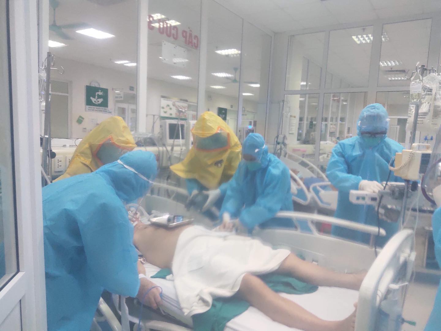 Bệnh nhân nhiễm Covid-19 đang được đặt ống nội khí quản, thở máy.