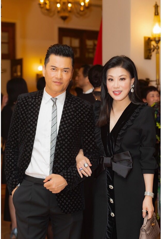 Người vợ thứ ba của Lữ Lương Vỹ là Dương Tiểu Quyên. Cặp đôi kết hôn năm 2001 và có một cậu con trai. Từ khi nên duyên với doanh nhân họ Dương, sự nghiệp và công việc kinh doanh của tài tử họ Lữ bước sang trang mới.