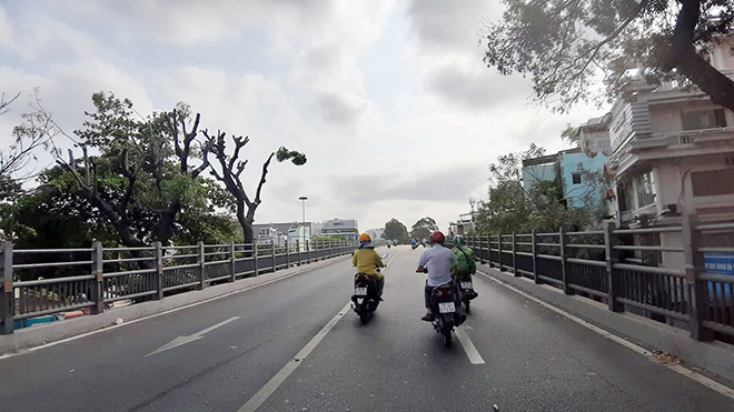 Ghi nhận các tuyến đường ở khu vực trung tâm TP và các quận lân cận&nbsp;rất ít người tham gia giao thông.