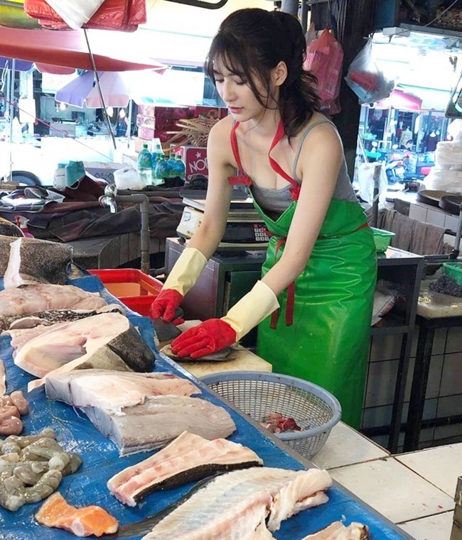 Lưu Đồng Đồng đến từ Đài Loan cũng là cái tên bỗng chốc nổi tiếng vì gu ăn mặc táo bạo khi ra chợ bán cá.