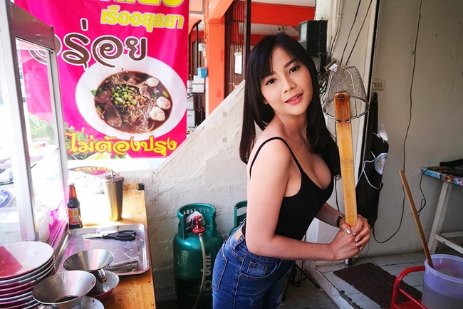 Một cô chủ quán ăn khác ở Thái Lan cũng thu hút sự chú ý của mọi người vì kiểu mặc gợi cảm.