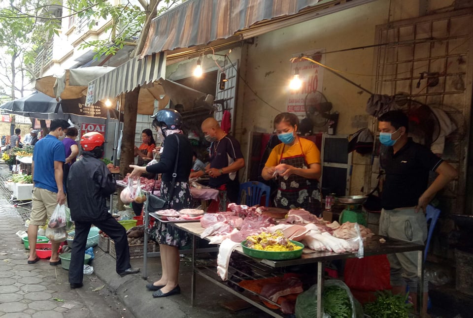 Tại một số chợ truyền thống,&nbsp;giá thịt lợn chưa có dấu hiệu "hạ nhiệt"&nbsp;