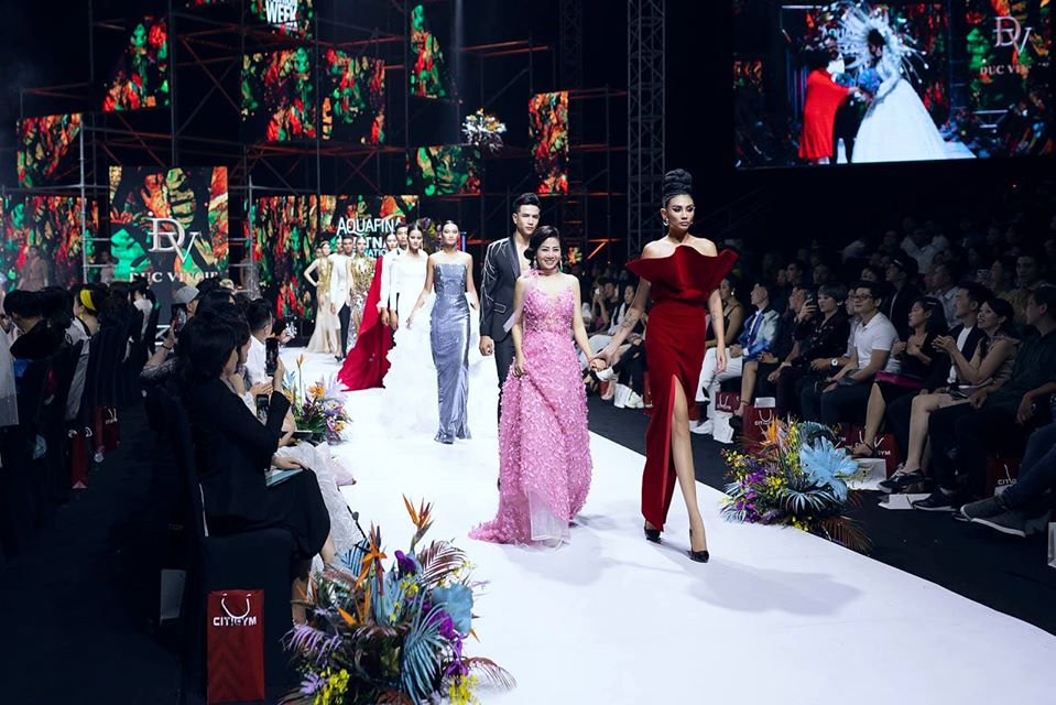Siêu mẫu Võ Hoàng Yến cũng chia sẻ hình ảnh cùng Mai Phương trên sân khấu thời trang