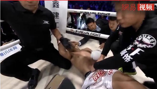 Võ sĩ Trung Quốc ngất lịm sau seri đòn của Buakaw