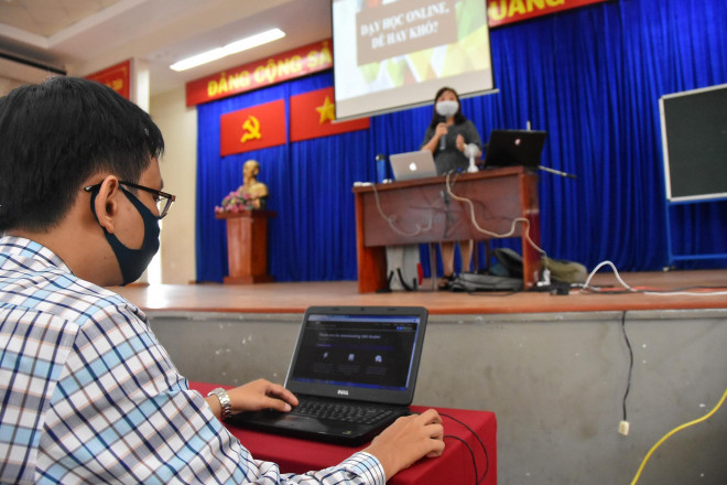 Giáo viên Trường THPT Nguyễn Hữu Thọ (quận 4, TPHCM) tập huấn giảng trực tuyến Ảnh: Tấn Thạnh