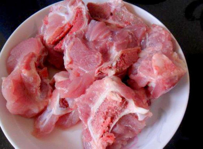 Nếu thấy thịt có màu hồng nhạt, nhấn vào có độ đàn hồi và không bị nhớt thì đấy chính là phần xương ngon