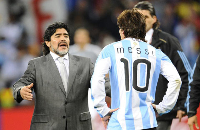 Chính cựu HLV Diego Maradona là người đã trao áo số 10 ở ĐT Argentina lần đầu tiên cho Messi 11 năm trước
