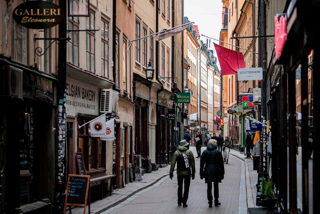 Những cửa hàng tại Stockholm, Thụy Điển vẫn được phép kinh doanh giữa dịch Covid-19 (ảnh: NY Times)
