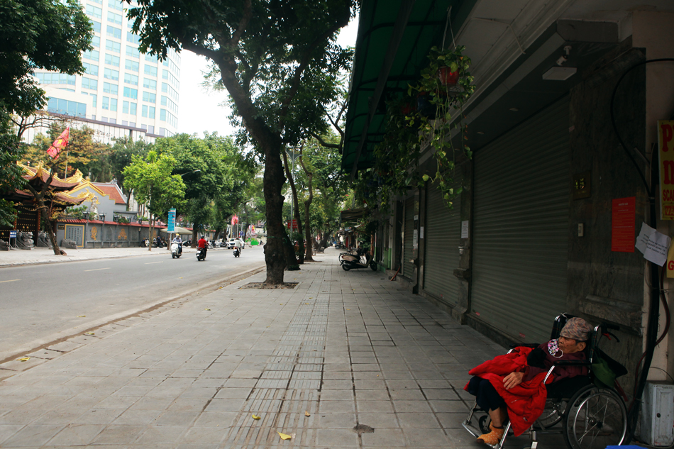 Phố cà phê Thái Phiên – Lê Đại Hành (quận Hai Bà Trưng) im ắng trong&nbsp;ngày 28/3. Đây là “địa&nbsp;bàn” của những nhân viên văn phòng, ngồi cà phê ở quán vỉa hè này có cảm giác thảnh thơi hơn ngồi cà phê trong tiệm.