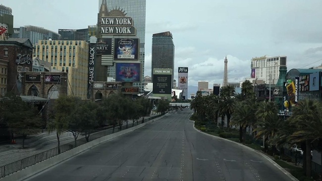Thống đốc bang Nevada Steve Sisolak đã ra lệnh đóng cửa toàn bộ các doanh nghiệp không cần thiết trong 30 ngày, bao gồm sòng bạc, quán bar và nhà hàng, để ngăn chặn sự lây lan của Covid-19 biến Las Vegas thành nơi hoang vắng.
