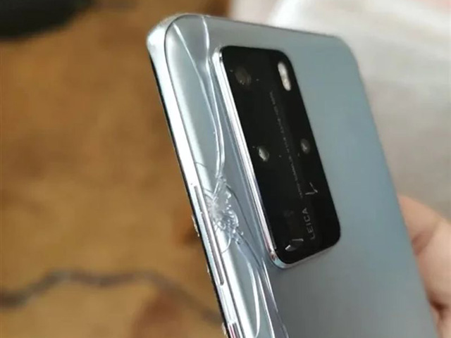Huawei P40 Pro bị nứt mặt lưng có thể do té ngã và va đập mạnh