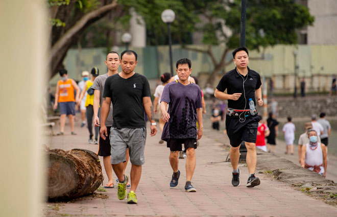 Thế nhưng rất nhiều người dân vẫn phớt lờ quy định không mang khẩu trang, thoải mái đi lại ở khu vực đông người