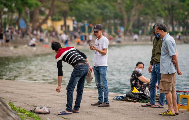 Hoạt động câu cá trong những ngày này cũng trở nên đông đúc hơn ngày thường