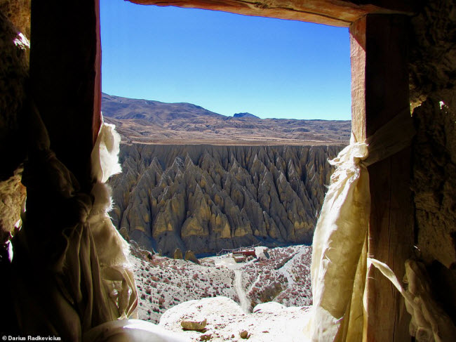 Khung cảnh nhìn ra từ một trong những cửa sổ của tu viện Luri Cliff.
