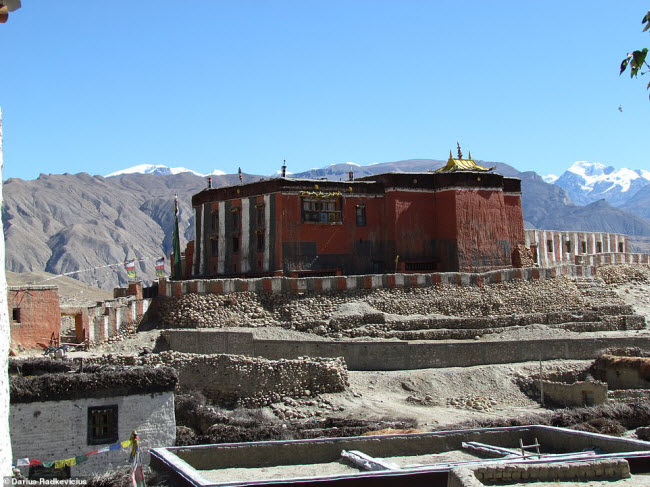 Tu viện Ghar Gompa có niên đại từ thế kỷ thứ 8 và được cho là công trình lâu đời nhất tại vùng Mustang.
