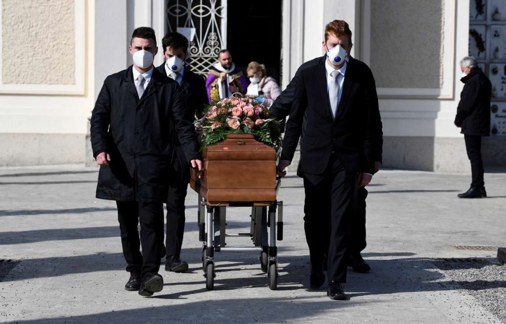 Những người hộ tang đưa một quan tài của người nhiễm COVID-19 ở Seriate, Ý. Ảnh: REUTERS