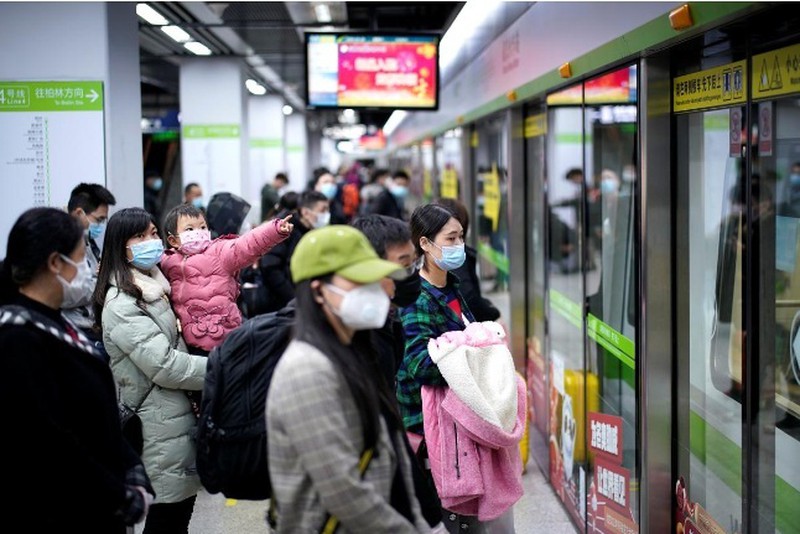 Người dân Vũ Hán đứng chờ hệ thống tàu cao tốc hoạt động trở lại sáng ngày 28/3. Ảnh: Reuters.