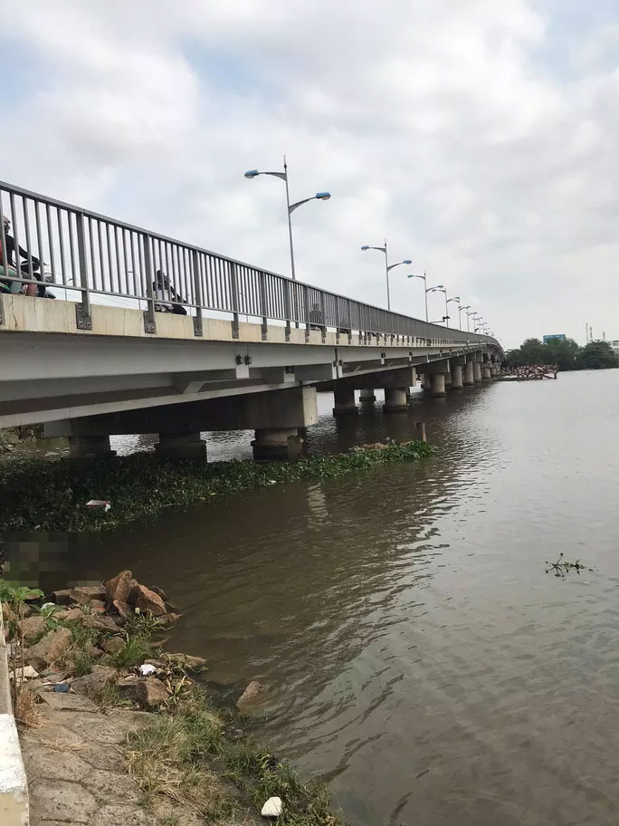 TP.HCM: Thi thể cô gái khoảng 30 tuổi trôi trên sông Sài Gòn - 1