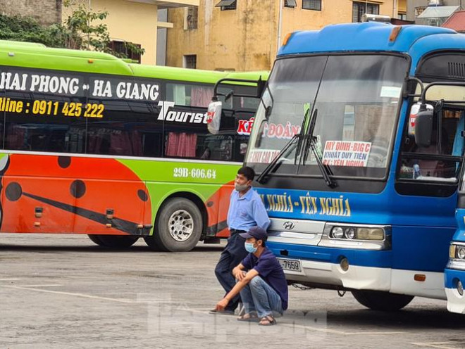 Anh Trần Văn Đức, một lái xe chạy tuyến Đà Nẵng chia sẻ: “Sau gần 20 năm làm việc tại bến xe, đây là lần đầu tiên tôi chứng kiến tình cảnh này. Cả ngày chỉ lác đác vài khách đến mua vé đi Hà Nội, Thái Bình. Có hôm cả bến chỉ bán đc 1 vé đi Ninh Bình."