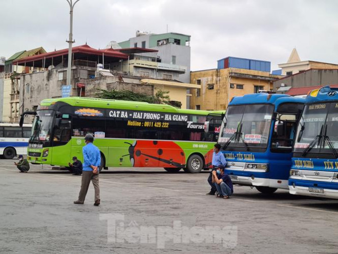 Trước đó, để hạn chế thấp nhất nguy cơ lây nhiễm dịch bệnh COVID-19 từ các tỉnh, thành phố đã có người dương tính, ngày 28/3/2020, Chủ tịch UBND thành phố - Trưởng Ban Chỉ đạo phòng chống dịch bệnh COVID-19 đã chỉ đạo dừng ngay hoạt động đối với các tuyến từ 24 tỉnh, thành phố đã có ca dương tính đi và đến thành phố Hải Phòng đến hết ngày 15/4/2020.