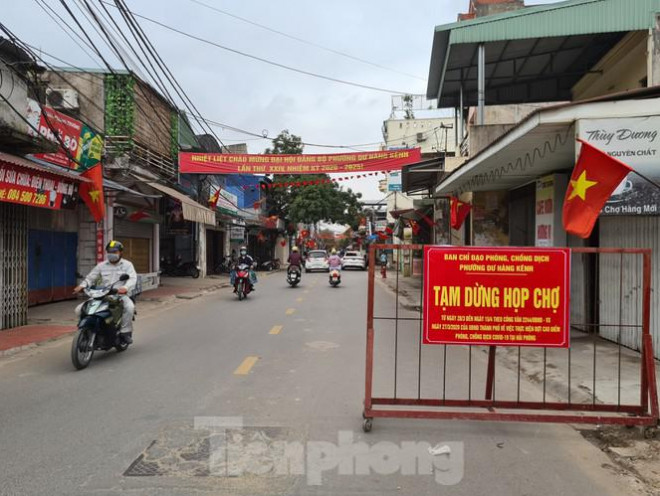 Ghi nhận thêm tại chợ Hàng (quận Lê Chân, TP Hải Phòng), phiên chợ thường diễn ra vào ngày Chủ nhật hàng tuần cũng tạm ngừng hoạt động để phòng chống dịch COVID-19. Mỗi phiên chợ vào chủ nhật, chợ Hàng thu hút hàng nghìn người ghé mua hàng.