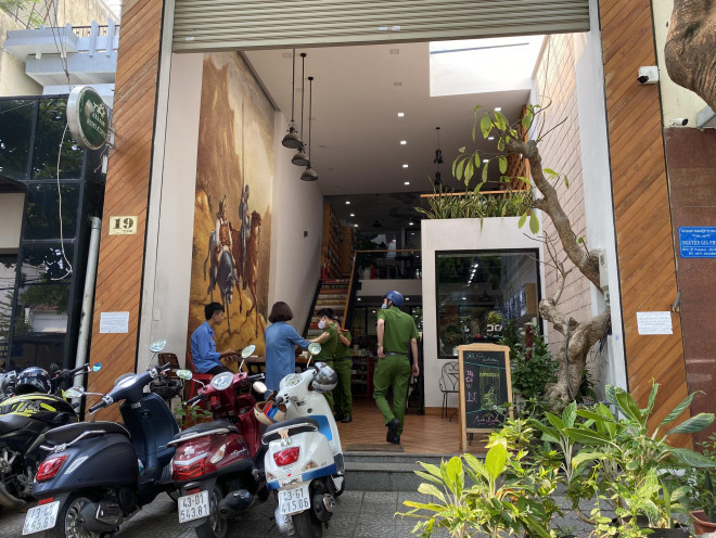 Lực lượng chức năng kiểm tra, nhắc nhở một quán cà phê tại quận Hải Châu, TP Đà Nẵng