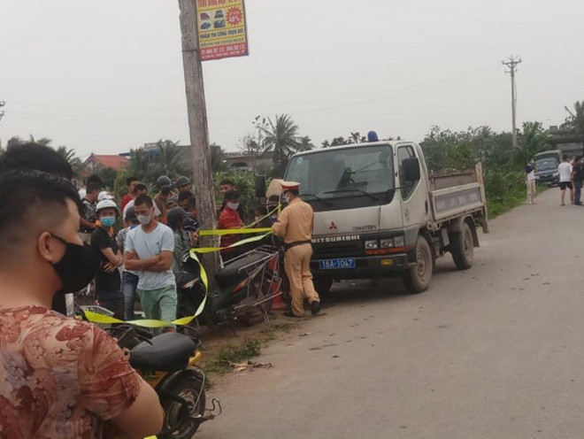 Cảnh sát giao thông khoanh vùng bảo vệ nơi thực nghiệm hiện trường.