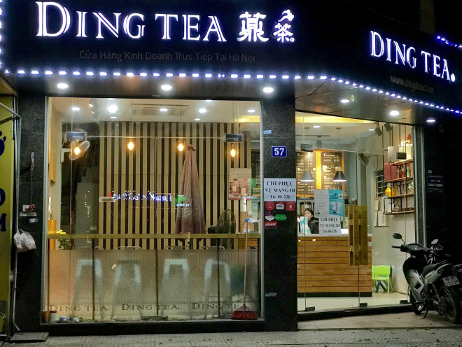 Quán Ding Tea trên đường Ô Chợ Dừa - thương hiệu trà sữa được nhiều bạn trẻ ưa thích - cũng đã chuyển đổi hình thức và khung giờ kinh doanh, chỉ phục vụ khách hàng online.