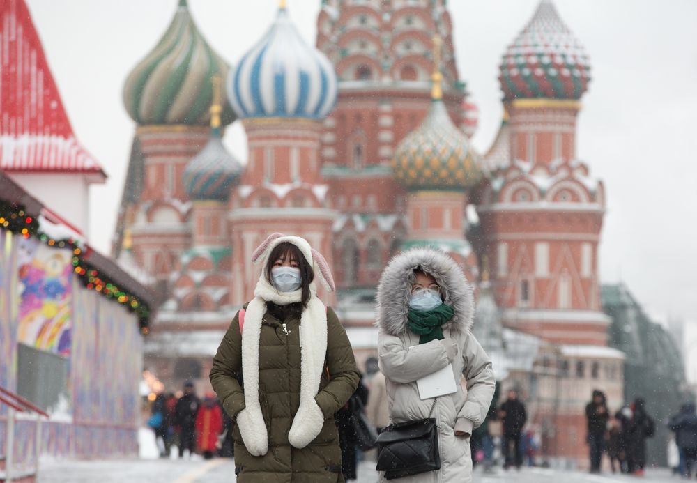 Hai du khách đeo khẩu trang tại Quảng trưởng Đỏ ở Nga (ảnh: CNN)