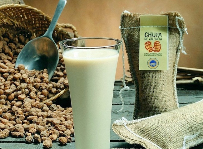 Horchata de Chufa làm từ hạt hổ là một loại đồ uống giải khát có nguồn gốc từ Valencia và được bán trên khắp Tây Ban Nha. Giá bán của loại hạt này gần 24 USD/kg (~550.000 đồng/kg).