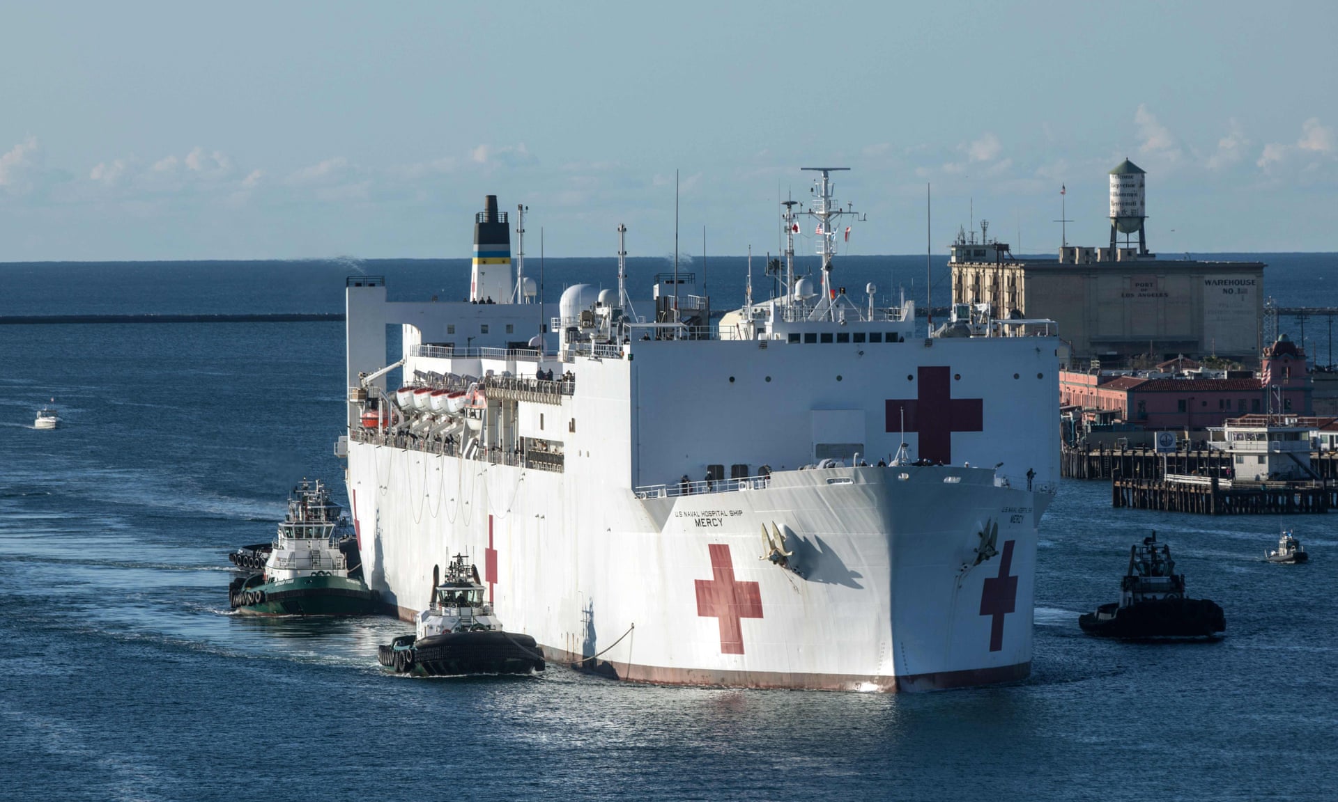 Tàu bệnh viện của hải quân Mỹ đến Los&nbsp;Angeles để hỗ trợ các bệnh viện đang quá tải vì nhiều bệnh nhân nhiễm virus (ảnh: AP)