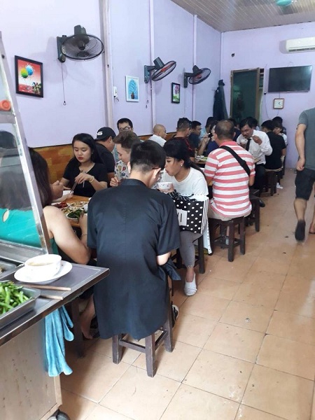 Trước đây, mỗi ngày chị Tiến bán khoảng 500-600 suất bún phục vụ khách tại cửa hàng và khách mua mang về nhà.