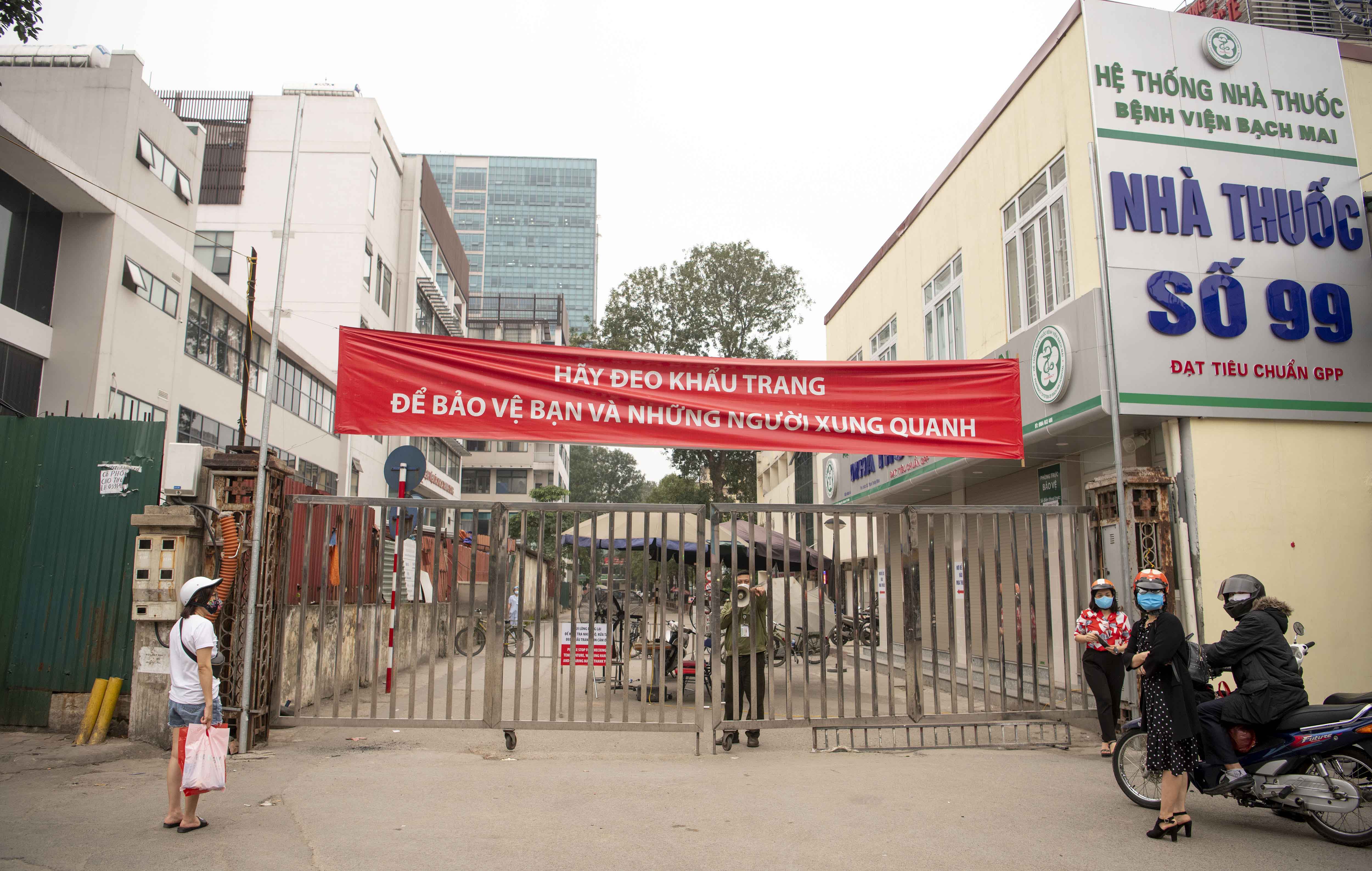 Cổng sau của Bệnh viện Bạch Mai được khoá kín sau khi có những ca nhiễm Covid-19 liên quan đến bệnh viện.