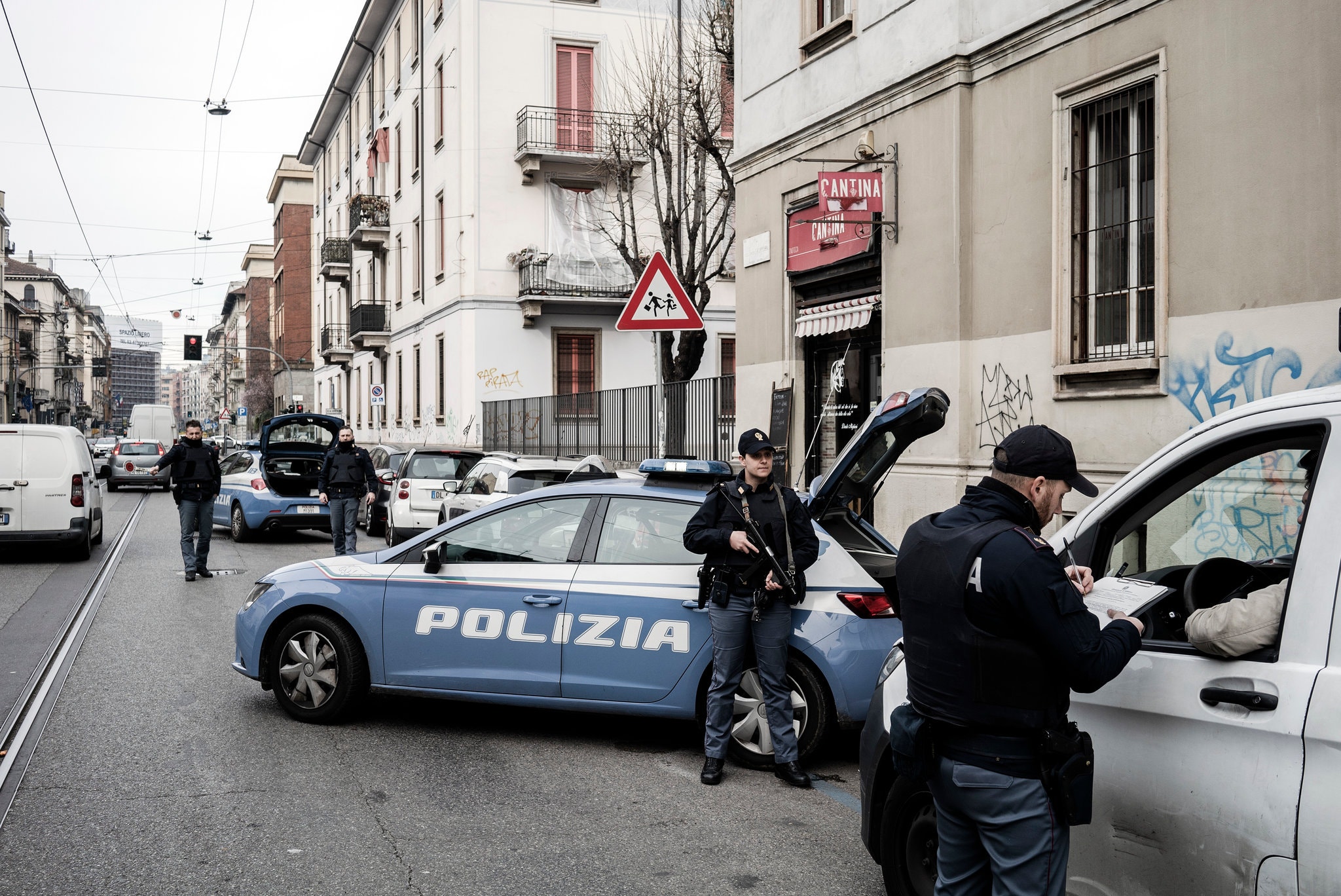 Một trạm kiểm dịch của cảnh sát tại Milan, Italia (ảnh: NY Times)