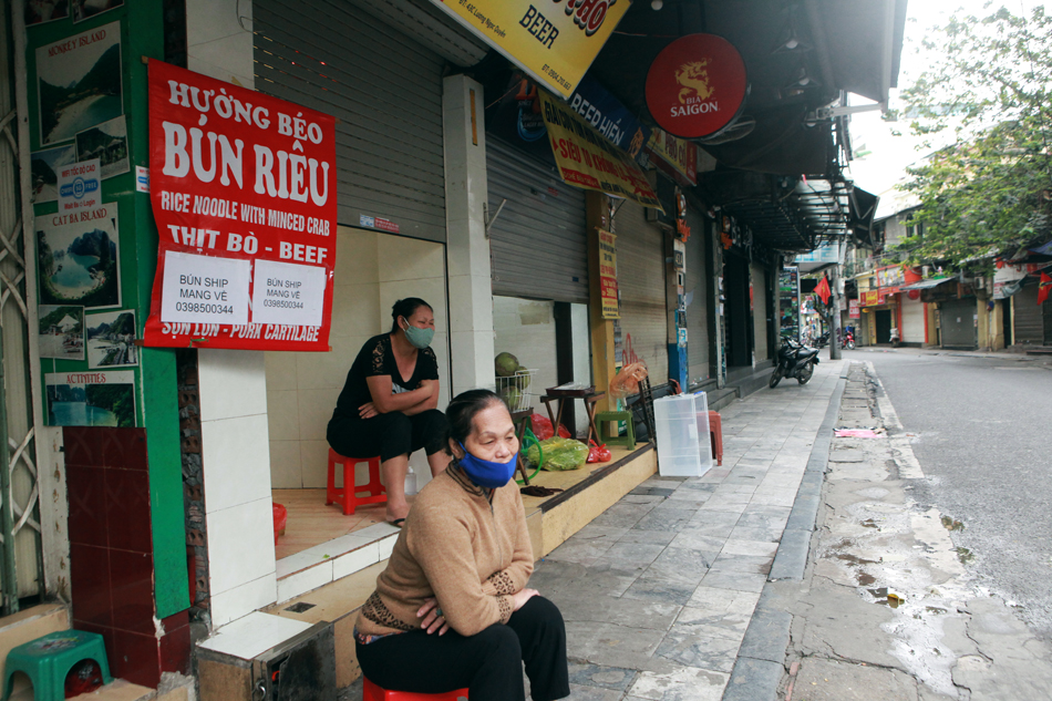 Tuy nhiên, một số cửa hàng kinh doanh ăn uống vẫn duy trì hoạt động với hình thức bán qua mạng và&nbsp;không phục vụ khách tại quán