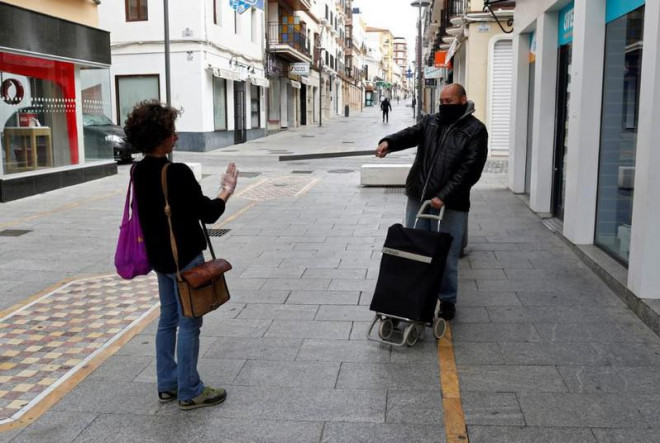 Minh họa giữ khoảng cách xã hội ở Ronda (Tây Ban Nha) ngày 30-3. Ảnh: REUTERS
